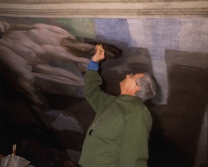 Maestro Colalucci durante il restauro della figura di Adamo sulla volta della Cappella Sistina